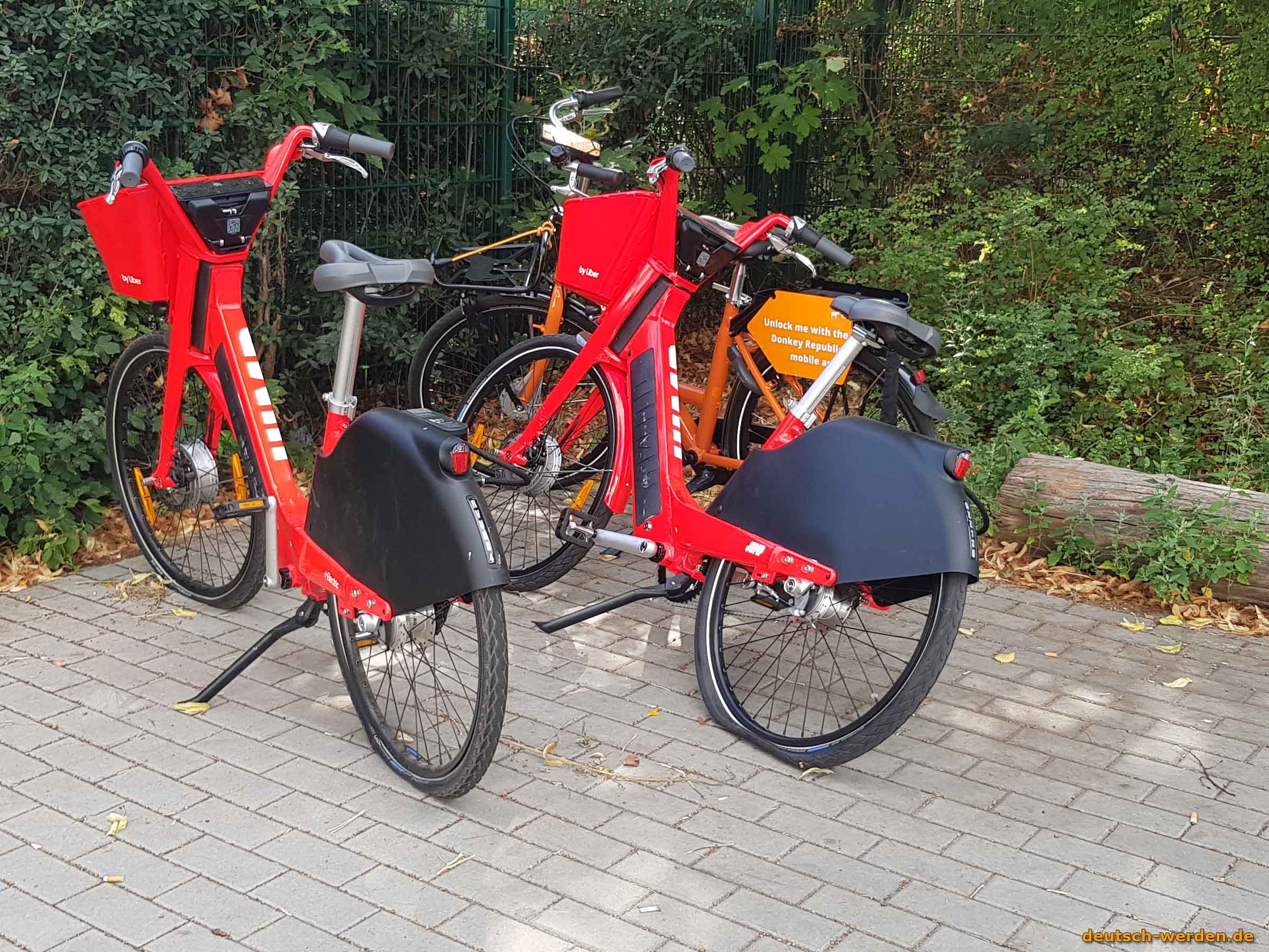 Reifen von vielen EBikes, Fahrrädern in Neukölln platt