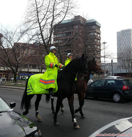 Zwei deutsche Polizisten auf Pferden in der Innenstadt